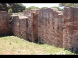 08263 ostia - regio v - insula ii - caseggiato (v,ii,9) - raum (1) - laden - westwand - 06-2024.jpg